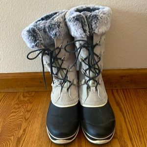 Khombu snow boots with faux fur trim, size 8.